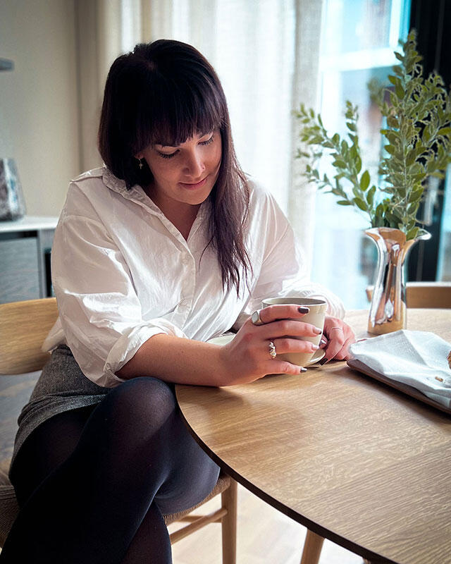 Helene har en nordisk stil i leiligheten og har videreført renheten med beige toner på soverommet - Lekkert & delikat.